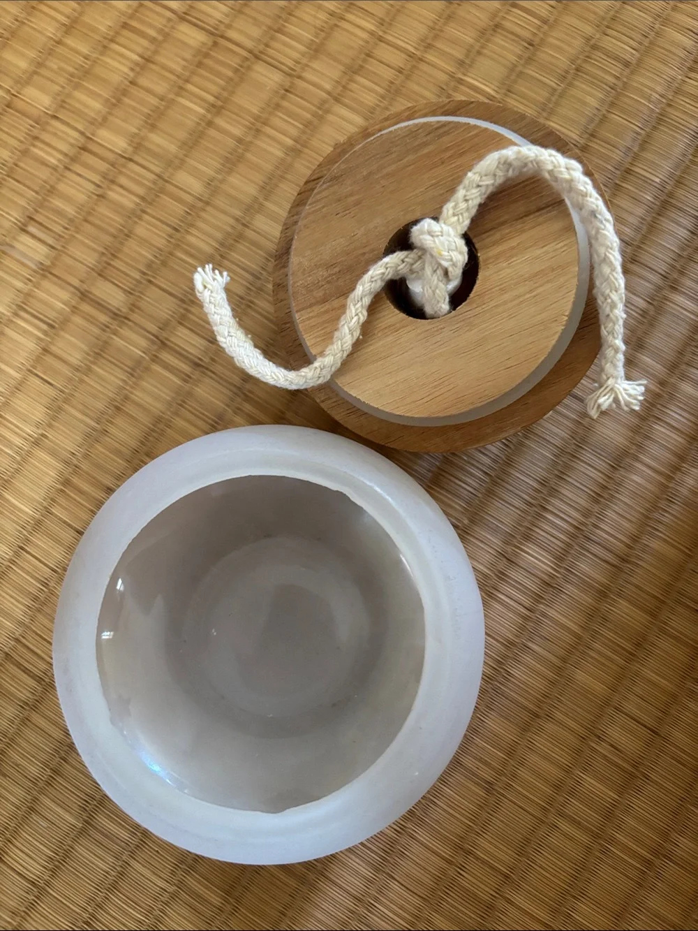 White Floral Diffuser with Wooden Lid